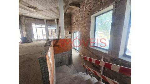 Arrenda-se loja, com uma área total de 500 m2, no...