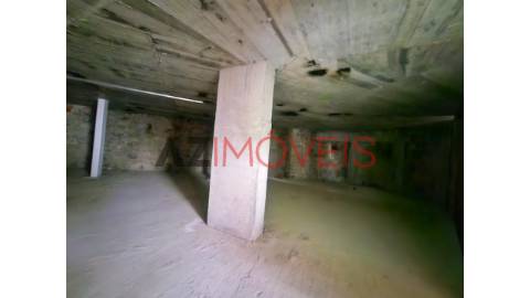 Arrenda-se loja, com uma área total de 500 m2, no...