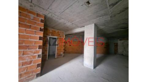 Arrenda-se loja, com uma área total de 500 m2, no...