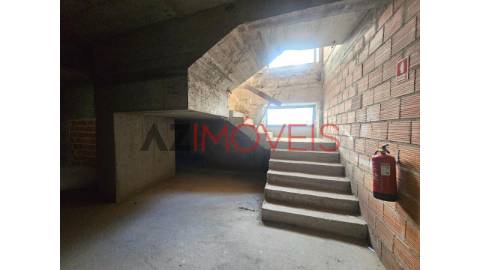 Arrenda-se loja, com uma área total de 500 m2, no...