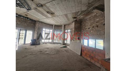 Arrenda-se loja, com uma área total de 500 m2, no...