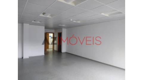 Arrendam-se escritórios inseridos no edifício...