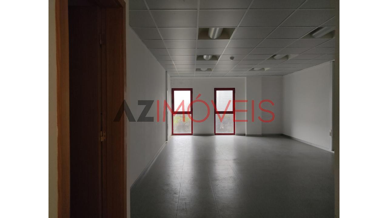 Arrendam-se escritórios inseridos no edifício...