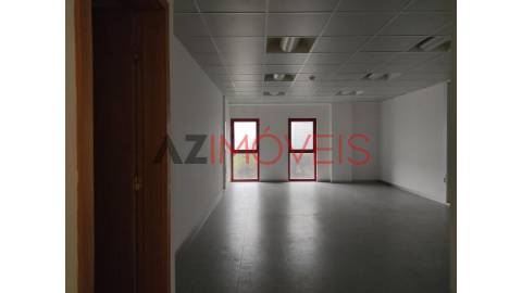 Arrendam-se escritórios inseridos no edifício...