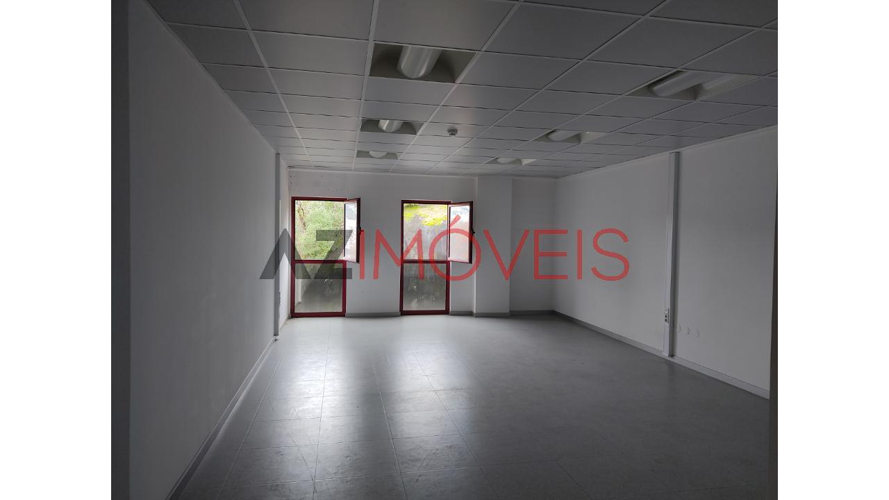 Arrendam-se escritórios inseridos no edifício...