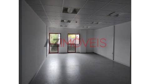 Arrendam-se escritórios inseridos no edifício...