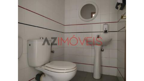 Arrendam-se escritórios inseridos no edifício...