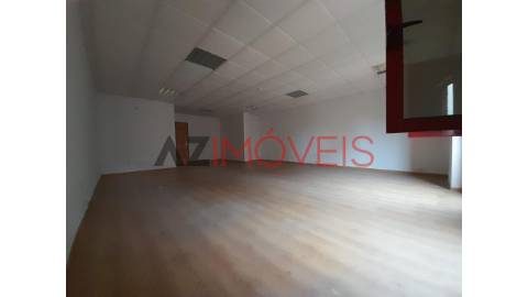 Arrendam-se escritórios inseridos no edifício...