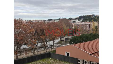 Arrendam-se escritórios inseridos no edifício...