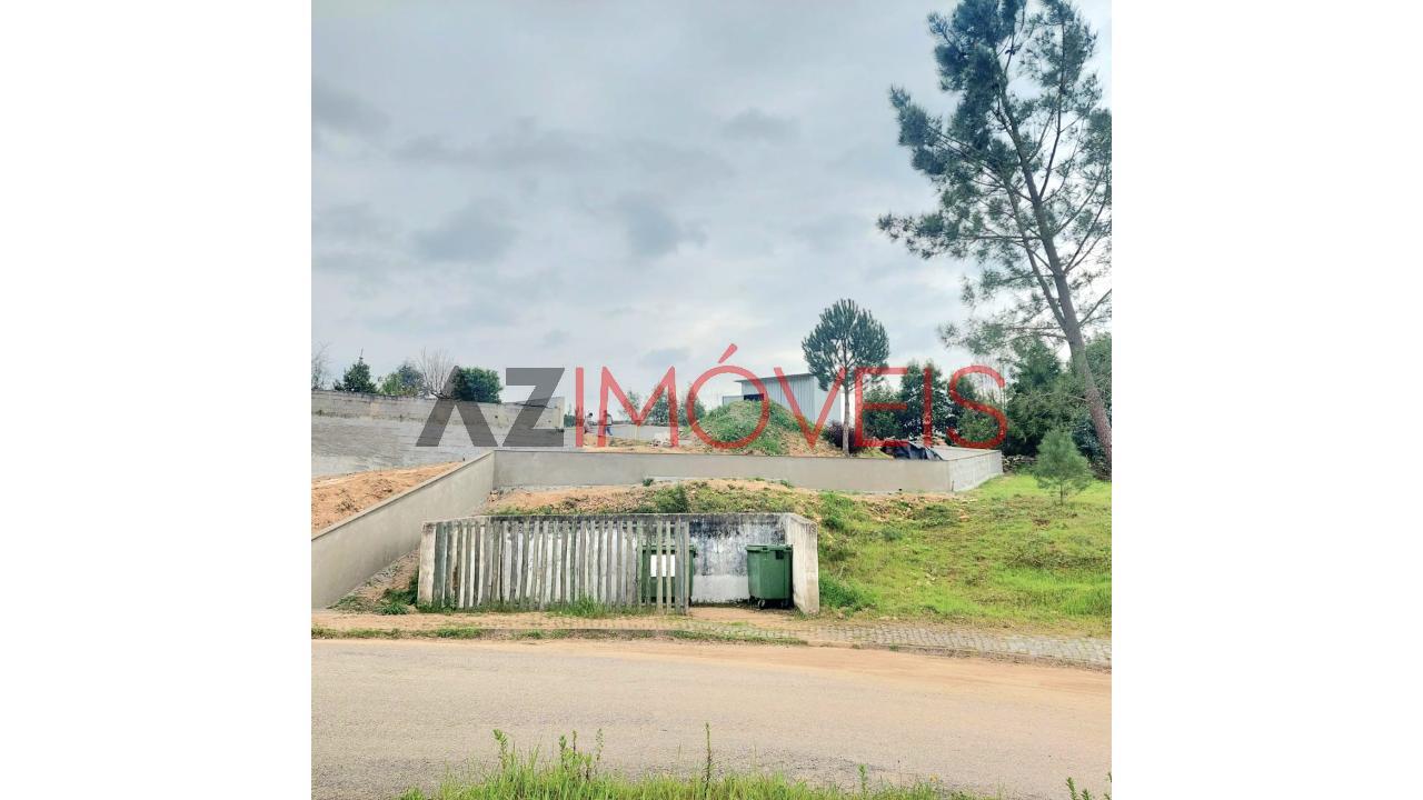 Vende-se Lote com 971 m2 inserido em Loteamento...