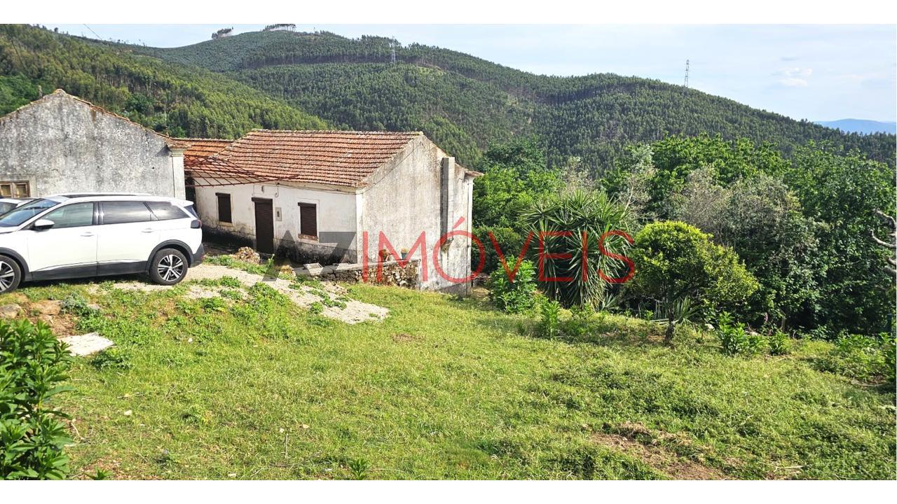 Propriedade localizada no centro da aldeia de...