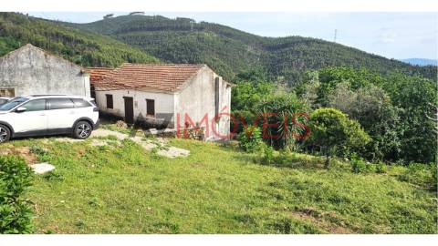 Propriedade localizada no centro da aldeia de...