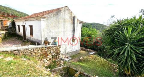 Propriedade localizada no centro da aldeia de...