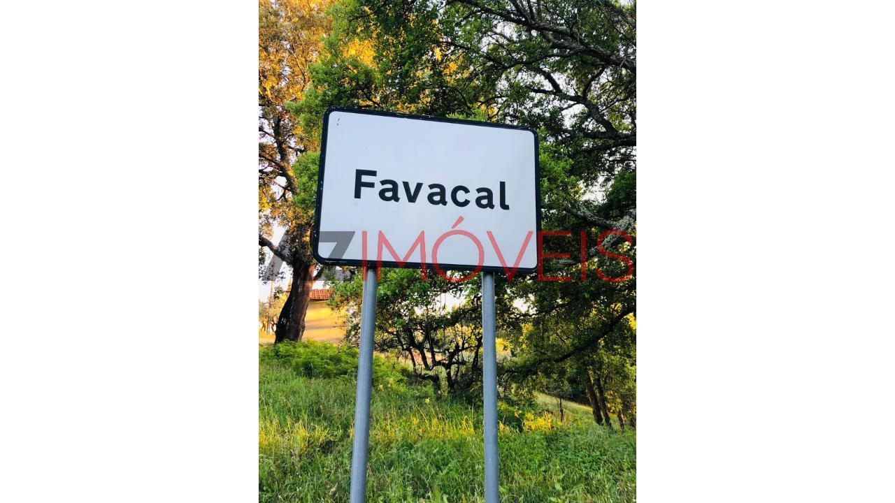 Propriedade localizada no centro da aldeia de...