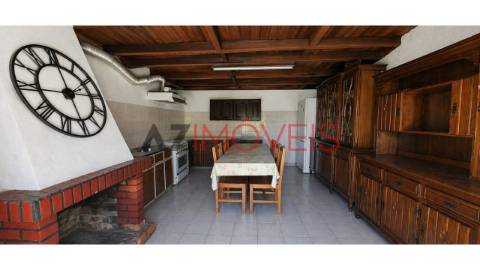 Propriedade localizada no centro da aldeia de...