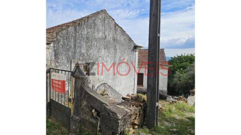 Propriedade localizada no centro da aldeia de...