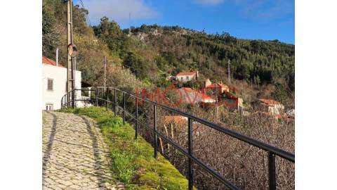 Propriedade localizada no centro da aldeia de...