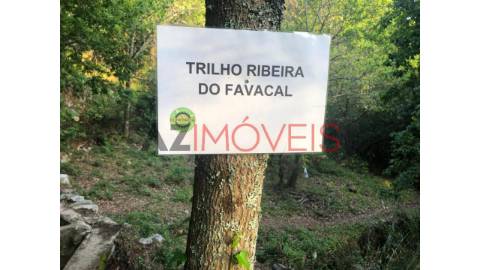 Propriedade localizada no centro da aldeia de...