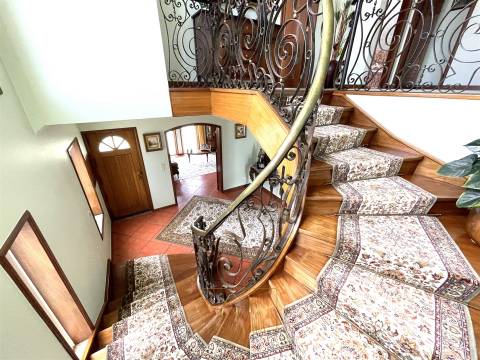 Moradia de luxo T5, localizada a 1 minuto do centro da cidade