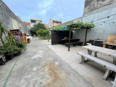 Prédio T6+1 com comércio, Póvoa de Varzim