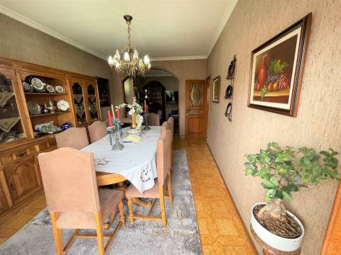 Prédio T6+1 com comércio, Póvoa de Varzim