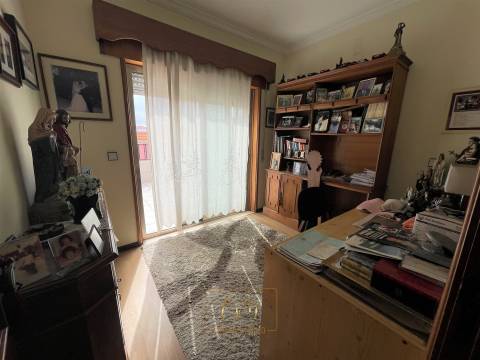 Prédio T6+1 com comércio, Póvoa de Varzim