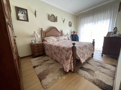 Prédio T6+1 com comércio, Póvoa de Varzim