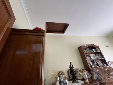 Prédio T6+1 com comércio, Póvoa de Varzim