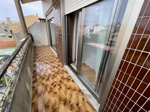 Prédio T6+1 com comércio, Póvoa de Varzim