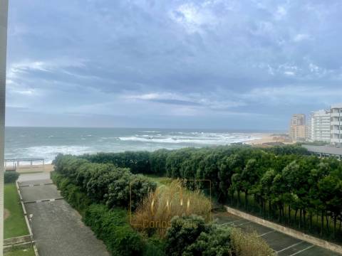 Apartamento T3 com vistas mar, lugar de garagem e arrumos