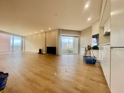 Apartamento T3 com vistas mar, lugar de garagem e arrumos