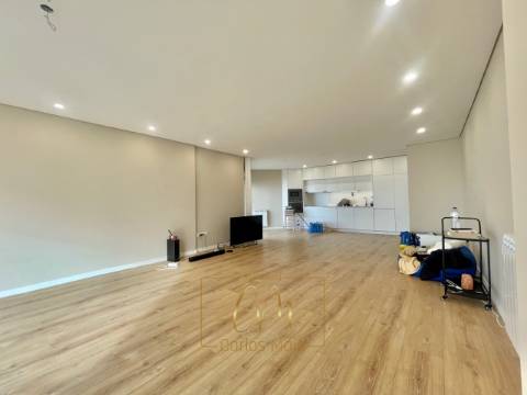 Apartamento T3 com vistas mar, lugar de garagem e arrumos