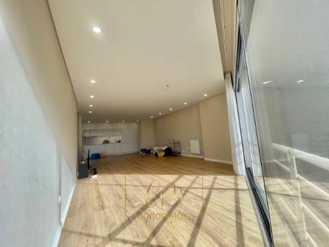 Apartamento T3 com vistas mar, lugar de garagem e arrumos