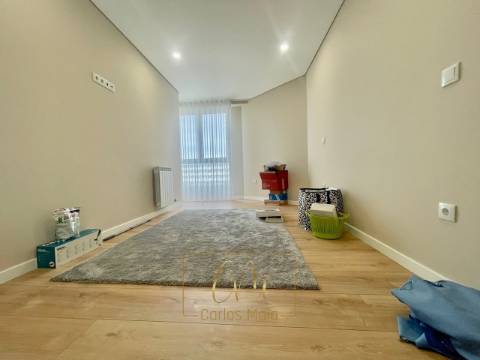 Apartamento T3 com vistas mar, lugar de garagem e arrumos