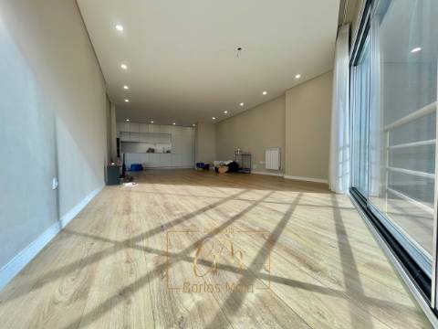 Apartamento T3 com vistas mar, lugar de garagem e arrumos