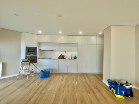 Apartamento T3 com vistas mar, lugar de garagem e arrumos