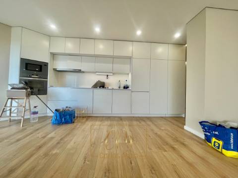 Apartamento T3 com vistas mar, lugar de garagem e arrumos