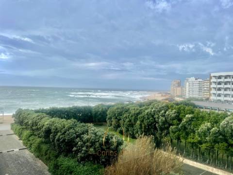 Apartamento T3 com vistas mar, lugar de garagem e arrumos