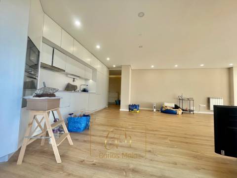 Apartamento T3 com vistas mar, lugar de garagem e arrumos