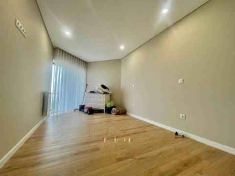 Apartamento T3 com vistas mar, lugar de garagem e arrumos