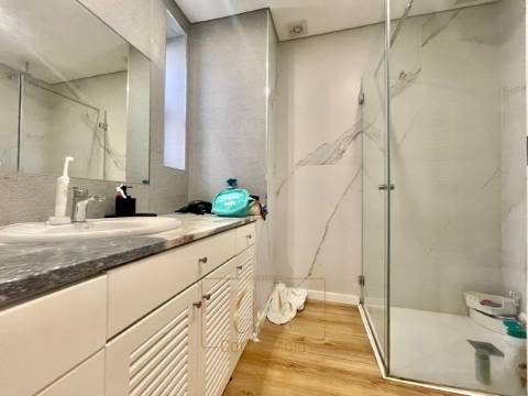 Apartamento T3 com vistas mar, lugar de garagem e arrumos