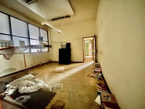 Dois armazéns com cerca de 1300m2 , com logradouro