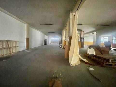 Dois armazéns com cerca de 1300m2 , com logradouro