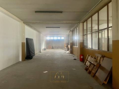 Armazém com cerca de 1300m2 , com logradouro