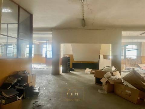 Armazém com cerca de 1300m2 , com logradouro