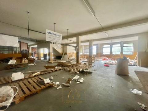 Armazém com cerca de 1300m2 , com logradouro