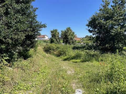 Terreno rústico com 6100m2, inserido em zona residencial