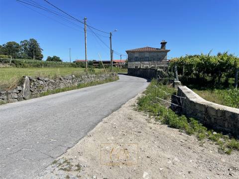 Terreno rústico com 6100m2, inserido em zona residencial