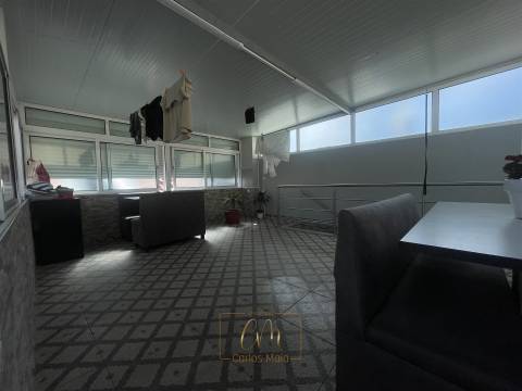 Moradia geminada T3, com garagem para dois carros e terraço