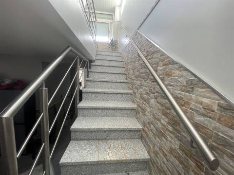 Moradia geminada T3, com garagem para dois carros e terraço